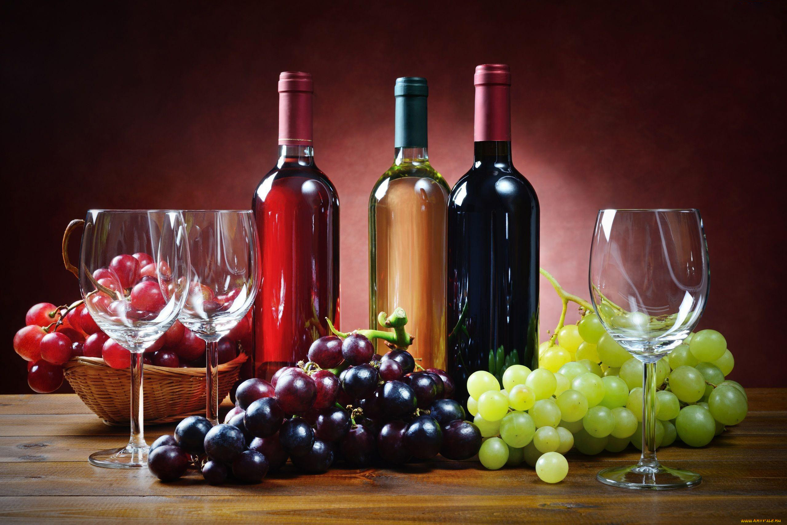 Виноград и вино на столе